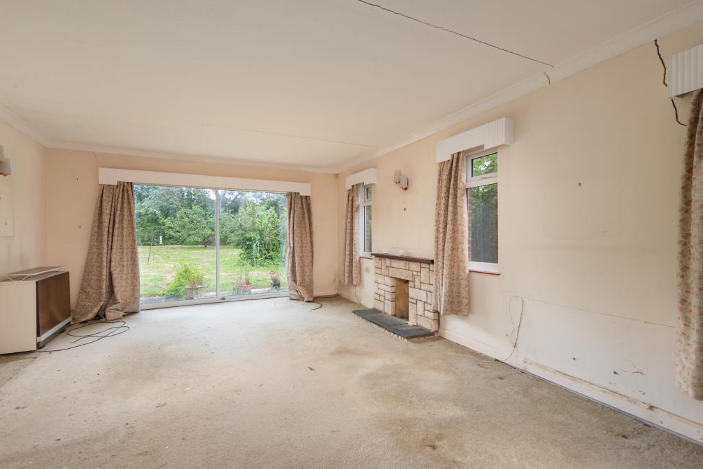Lot: 123 - BUNGALOW FOR REPAIR IN DESIRABLE LOCATION WITH POTENTIAL FOR REDEVELOPMENT - Living room